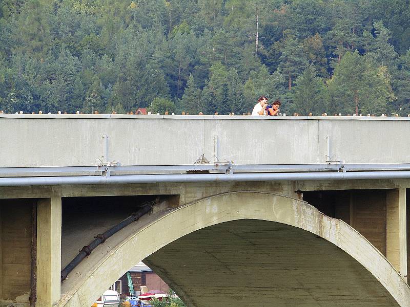 Přehradní nádrž Orlík na Vltavě u Podolského mostu v úterý 30. srpna. Hladina klesla více jak 12 metrů a odhalila řadu skrytých pokladů