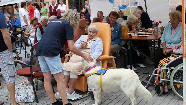 Zahradní slavnost v SeneCura SeniorCentru Písek.