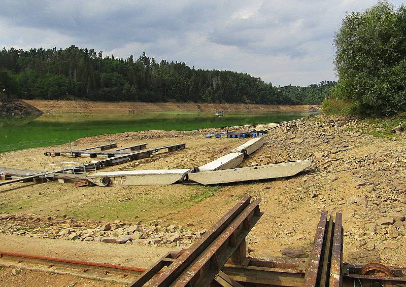 Přehradní nádrž Orlík na Vltavě u Podolského mostu v úterý 30. srpna. Hladina klesla více jak 12 metrů a odhalila řadu skrytých pokladů