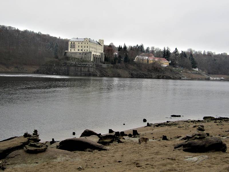 Přehrada Orlík bez vody u mariny a v podzámčí v sobotu 3. prosince 2022