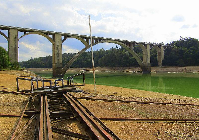 Přehradní nádrž Orlík na Vltavě u Podolského mostu v úterý 30. srpna. Hladina klesla více jak 12 metrů a odhalila řadu skrytých pokladů