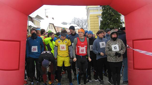 START hlavního závodu na 5900 metrů. V popředí jsou všichni hlavní favorité Petr Pechek (č. 46), Patrik Bouška (č. 54) a v předklonu Ondřej Kohout.