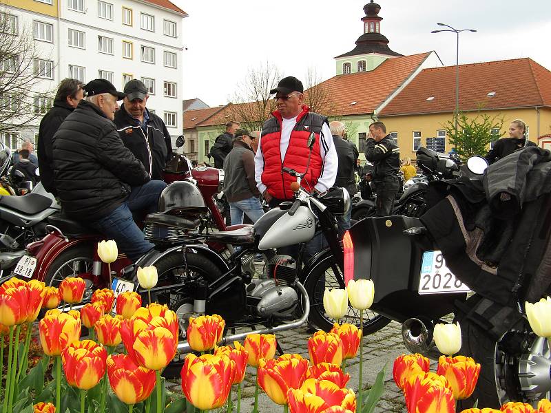 V pořadí 13. ročník Setkání motorkářů v Milevsku se uskutečnil v sobotu 7. května. Nechyběla tradiční modlitba v Kostele sv. Bartoloměje a žehnání mašinám na náměstí E. Beneše i společná vyjížďka na Zvíkov.