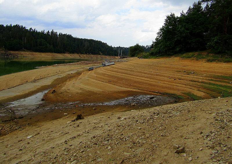 Přehradní nádrž Orlík na Vltavě u Podolského mostu v úterý 30. srpna. Hladina klesla více jak 12 metrů a odhalila řadu skrytých pokladů