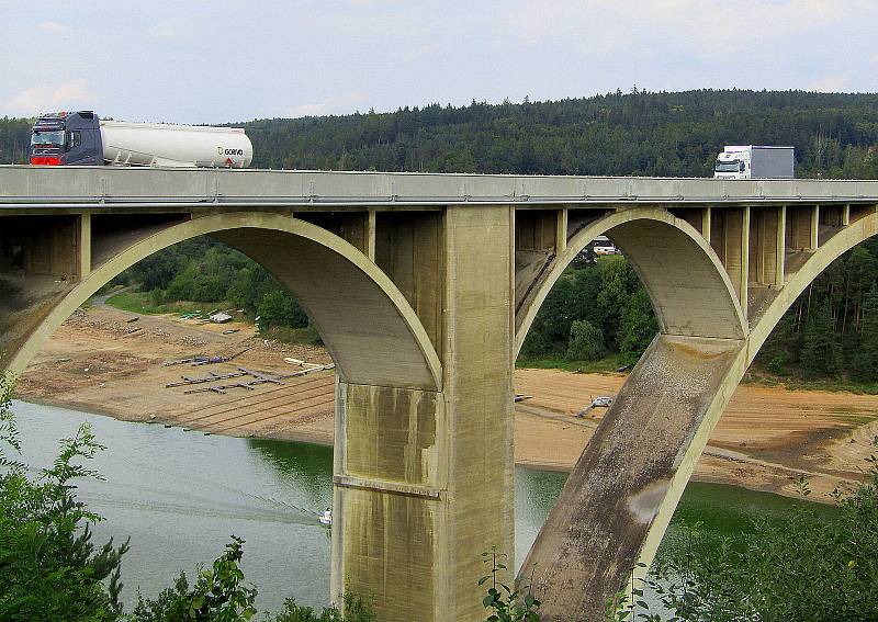 Přehradní nádrž Orlík na Vltavě u Podolského mostu v úterý 30. srpna. Hladina klesla více jak 12 metrů a odhalila řadu skrytých pokladů