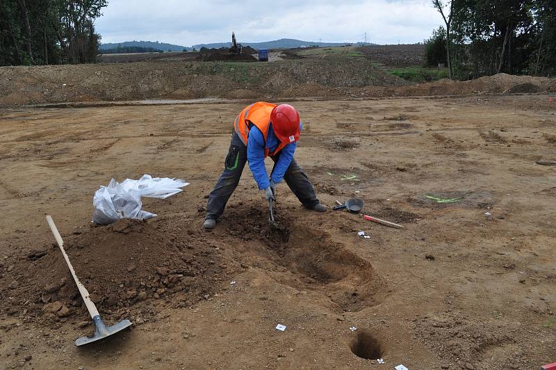 Archeologové na stavbě dálnice našli základy barokní kaple i pravěkou osadu.