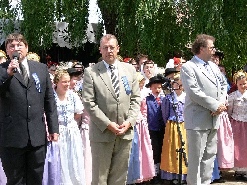 Zahájení festivalu - Starosta Kovářova Pavel Hroch (vlevo), náměstek ministra kultury Jaromír Talíř (uprostřed) a prezident Folklorního sdružení ČR Zdeněk Pšenica