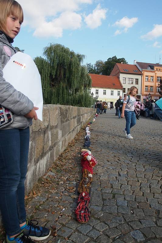 Celostátní akce Papučový den v Písku. Papučový řetěz na Kamenném mostě.