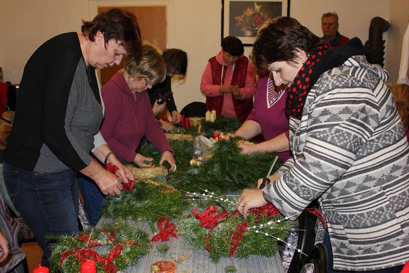 Zdobení adventních věnců ve Svučicích.