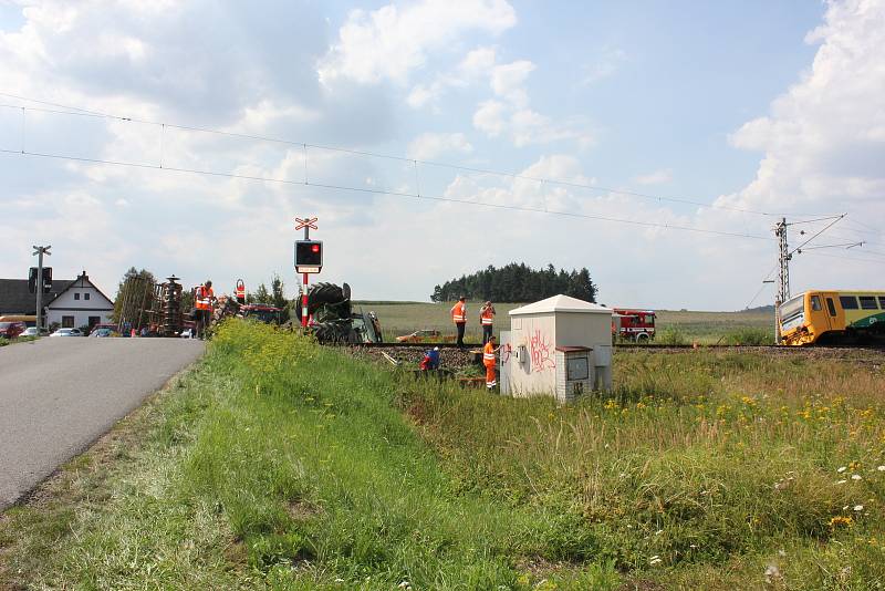 Nehoda na železničním přejezdu u Smrkovic v roce 2018. Při střetu traktoru s osobním vlakem se zranilo deset lidí.