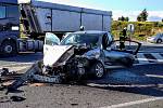 Srážka dvou aut u křižovatky u Nové Hospody si vyžádala tři zranění.