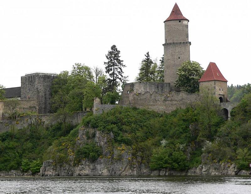 V areálu hradu Zvíkova začalo mohou návštěvníci vidět představení v podání herců Prácheňské scény Písek.