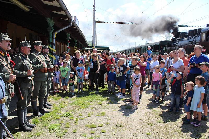 Do Ražic přijel parní vlak. Slavilo se 130. výročí tratě Tábor - Ražice.