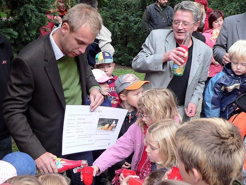 KŘTINY KOČÍČKY. Několik lahví jahodového „šampaňského“ rozlili dětem Tomáš Kočí (vlevo) a Jiří Hladký.