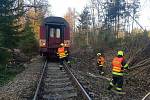 Na apríla u Čimelic na Písecku v důsledku silného větru spadl strom na koleje a narazil do něho osobní vlak. Hasiči nejdříve evakuovali cestující a pak cestu uvolnili.