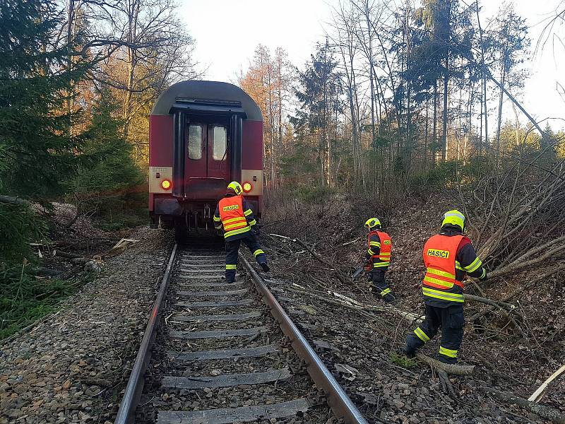 Na apríla u Čimelic na Písecku v důsledku silného větru spadl strom na koleje a narazil do něho osobní vlak. Hasiči nejdříve evakuovali cestující a pak cestu uvolnili.