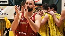 Písečtí basketbalisté (ve žlutém) v závěrečném utkání nadstavbové části I. ligy porazili Svitavy 89:75 a do play off půjdou z první příčky.