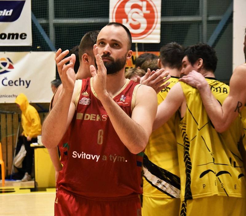 Písečtí basketbalisté (ve žlutém) v závěrečném utkání nadstavbové části I. ligy porazili Svitavy 89:75 a do play off půjdou z první příčky.