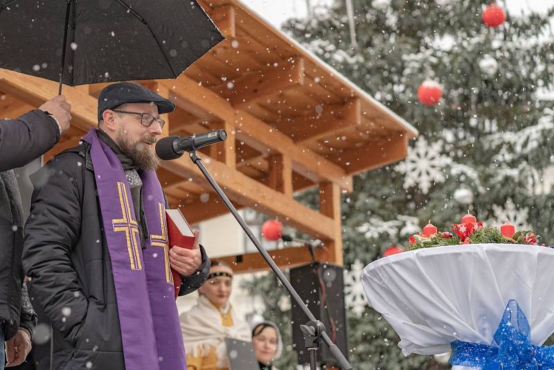 Adventním věncům žehnal písecký farář Witold Piotr Kocon.