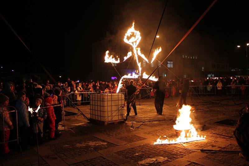 Zahájení masopustu v Milevsku a ohňové představení Divadla Kvelb.