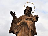 Kopie sochy sv. Jana Nepomuckého na Kamenném mostě v Písku.