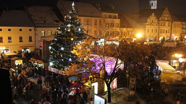 Rozsvícení vánočního stromu na píseckém Velkém náměstí v roce 2018.