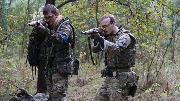 Jeden z účastníků airsoftové bitvy Michael Horák (na snímku vlevo) se zapojil také do soutěže ve střelbě ze vzduchovky.