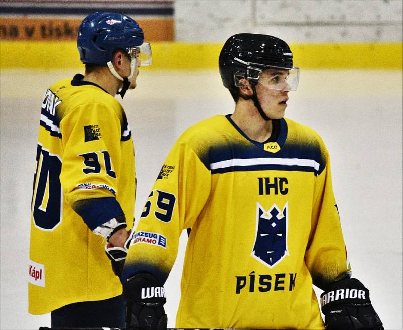 II. liga ledního hokeje: IHC Písek - HC Tábor 1:13.