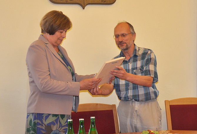 Milan Havel ze společnosti Arnika předal starostce Písku Evě Vanžurové plaketu Odpadový Oskar, kterou město získalo za úspěchy v odpadovém hospodářství.laketu