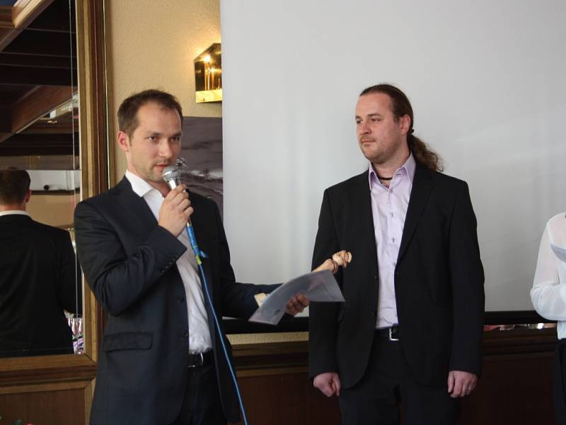 Miroslav Burda (vlevo) založil firmu Intelis s kolegy v roce 2008. Letos převzal od starosty města Ondřeje Veselého ocenění  Jihočeské hospodářské komory Firma roku Písecka.