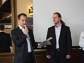Miroslav Burda (vlevo) založil firmu Intelis s kolegy v roce 2008. Letos převzal od starosty města Ondřeje Veselého ocenění  Jihočeské hospodářské komory Firma roku Písecka.
