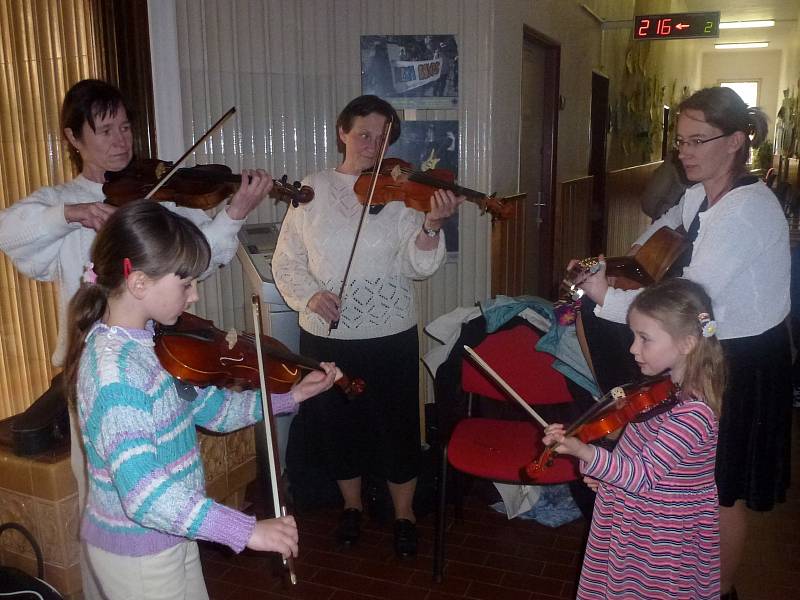 Kulturní vystoupení zajistili muzikanti pod vedení Dorotky Lukášové.