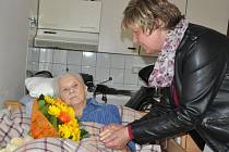 Olga Korbelová oslavila 103. narozeniny. Přát jí přišla starostka Písku Eva Vanžurová.