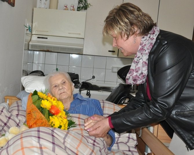 Olga Korbelová oslavila 103. narozeniny. Přát jí přišla starostka Písku Eva Vanžurová.