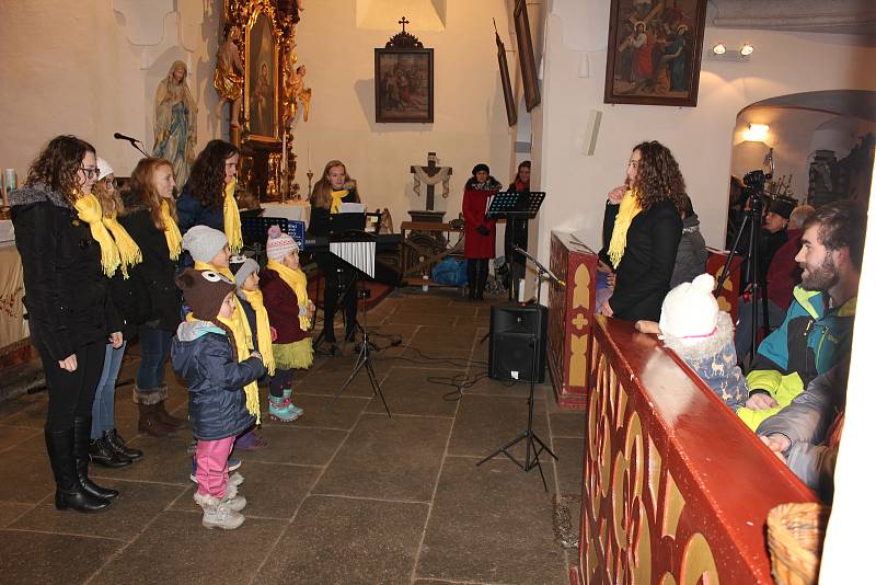 Koncert dětského pěveckého sboru Kosteláček a uskupení My všichni muzikanti v Kostelci nad Vltavou.