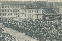 Přísaha národního vojska v areálu bývalých Žižkových kasáren v Písku 25. listopadu 1918.