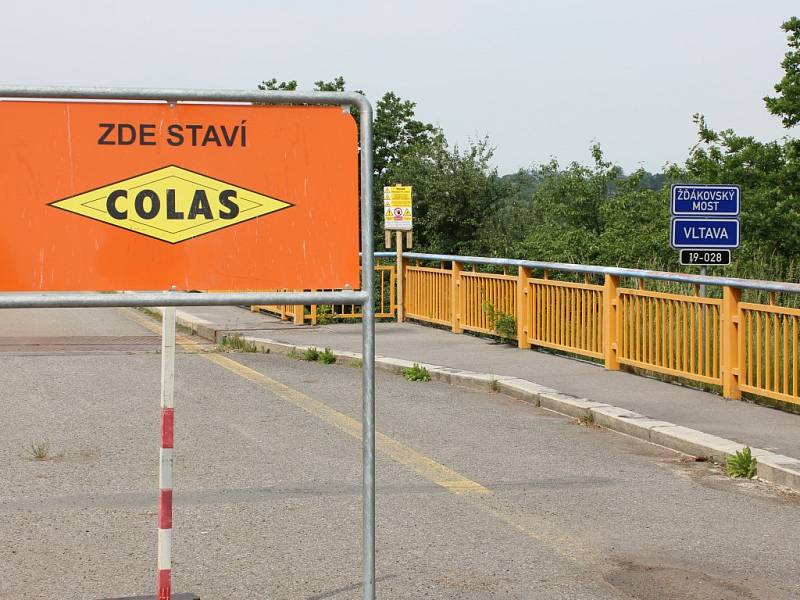Začátek rekonstrukce Žďákovského mostu.