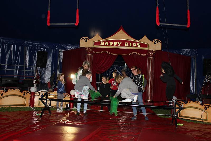 Cirkus Happy kids se školáky v Záhoří.