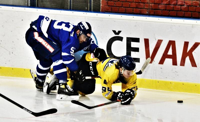 II. liga ledního hokeje: IHC Písek - HC Tábor 1:13.