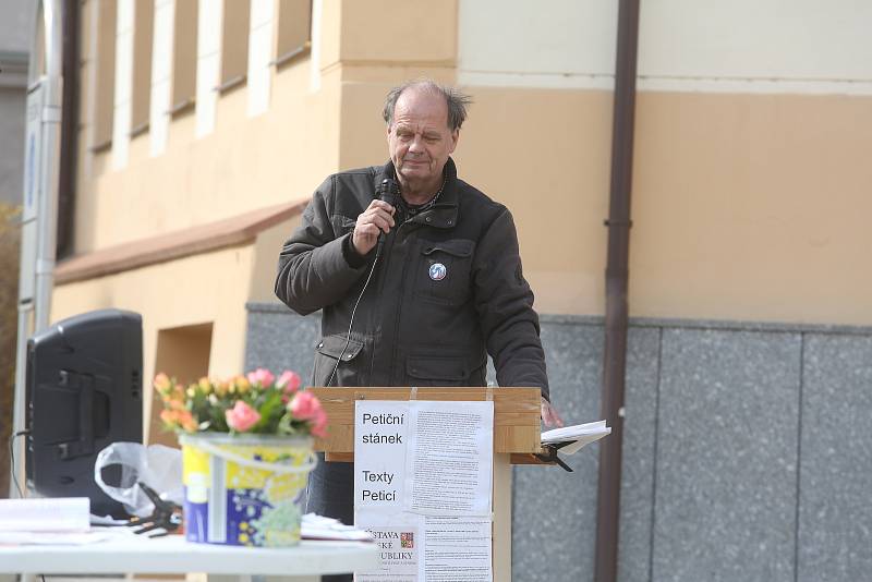 Série demonstrací proti covidovým opatřením a nouzovému stavu pokračovala v sobotu 27. 3. v Písku. Jejím svolavatelem byl Jiří Machač. Účastníků bylo poskrovnu.