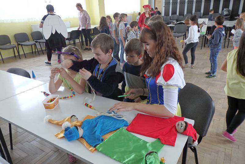Den dětí oslavili na Benešovce s pohádkou.