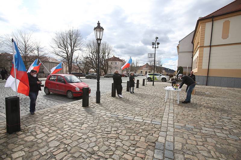 Série demonstrací proti covidovým opatřením a nouzovému stavu pokračovala v sobotu 27. 3. v Písku. Jejím svolavatelem byl Jiří Machač. Účastníků bylo poskrovnu.