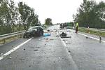 Střet dvou osobních auta na hlavním tahu z Protivína na Písek si vyžádal lidský život. Dva lidé utrpěli zranění.