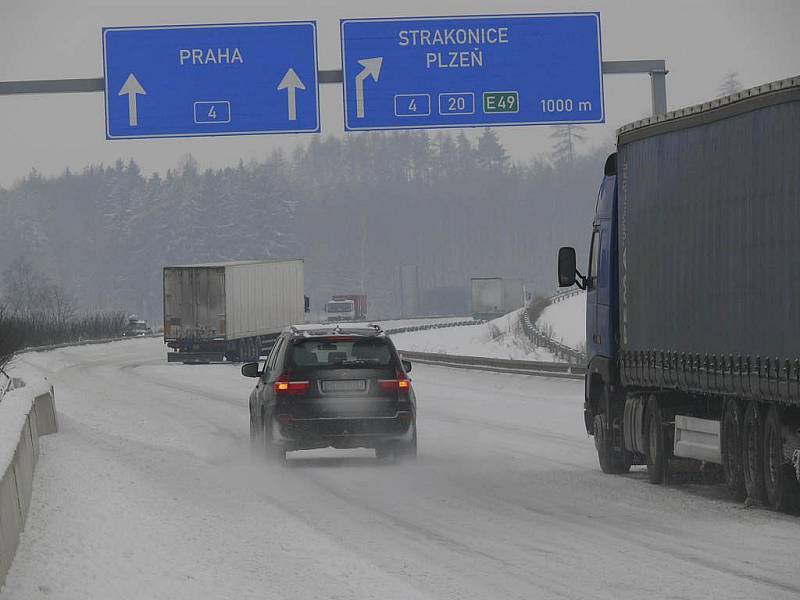 Potíže kamionů na silnicích Písecka ve čtvrtek 11. února