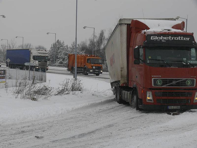 Potíže kamionů na silnicích Písecka ve čtvrtek 11. února