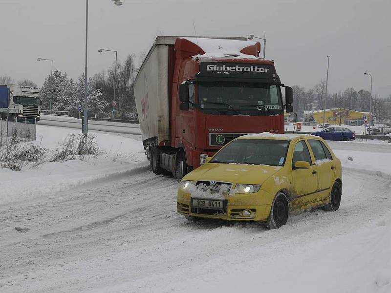 Potíže kamionů na silnicích Písecka ve čtvrtek 11. února