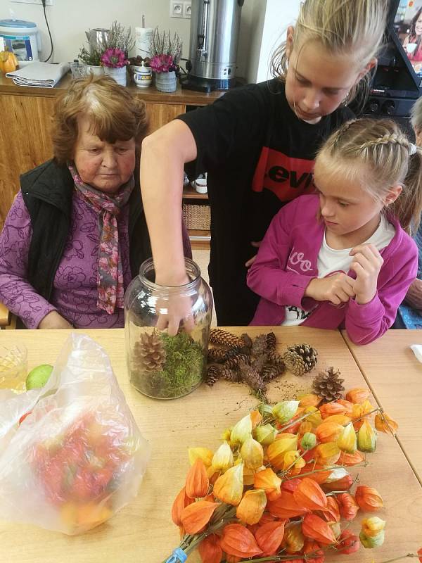 Žáci z Tylovky vyráběli s klienty Diakonie podzimní výzdobu.