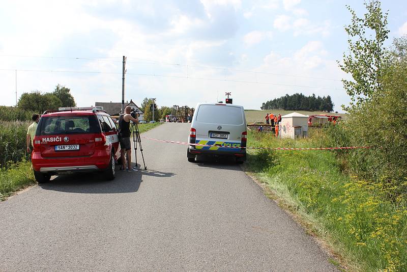 Nehoda na železničním přejezdu u Smrkovic v roce 2018. Při střetu traktoru s osobním vlakem se zranilo deset lidí.