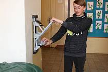 Žák 8. třídy ZŠ Mirovice Lukáš Mařík lisuje plastovou lahev.
