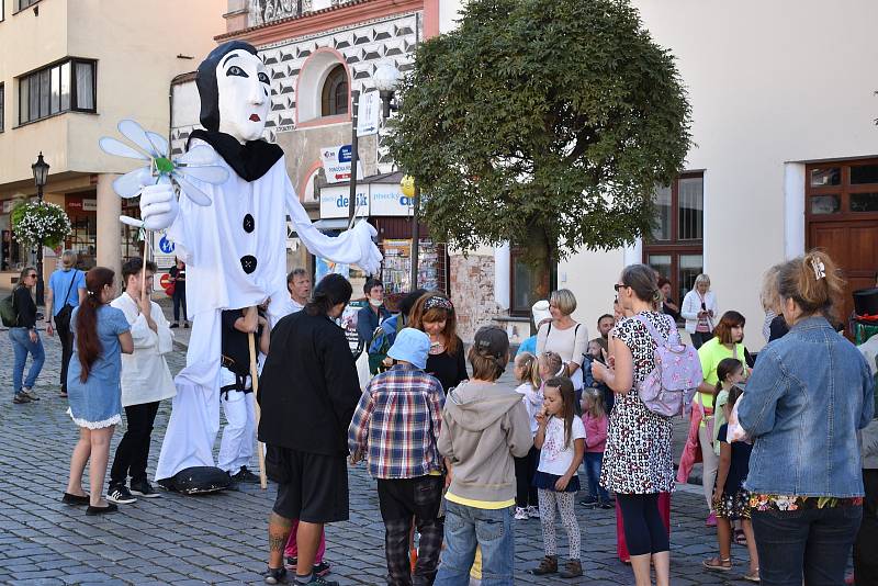 Průvod zahájil Neobyčejný festival loutkových divadel.